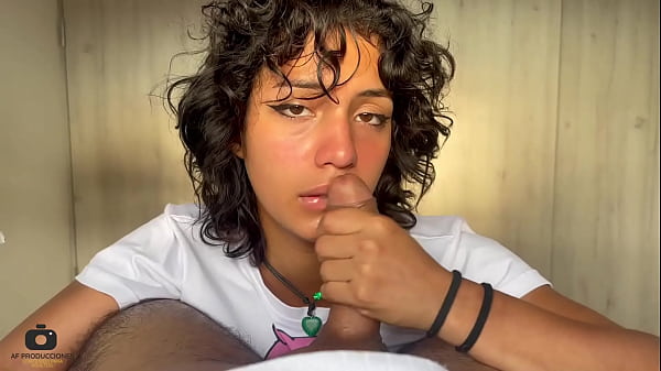 Ayudo a mi pequeña hermanastra con sus clases de aeróbicos y termino follandola bien rico y duro.