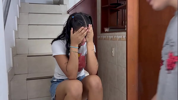 Ayudo a mi sexy hermanastra con sus clases de aerobicos y terminamos follando muy rico y duro. H.L.