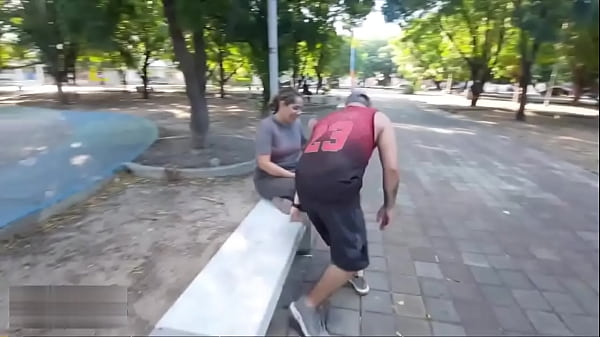 Me encuentro en el parque a una compañera y la invito a mi casa y recordamos viejos tiempos cojiendo salvaje y llenándola se semen como ella lo necesitaba – Porno en Español