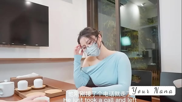 骚货老师穿着情感的丝袜去学子家里家访，然后学子控制不住把老师给操高潮了