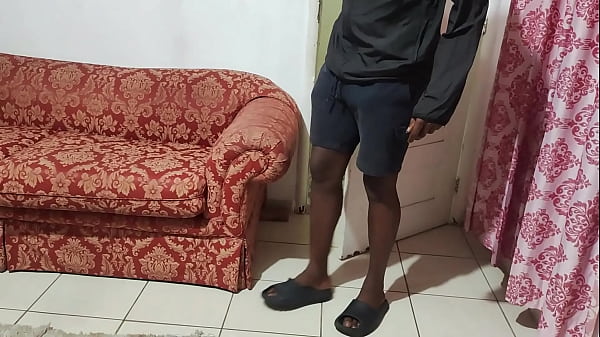 aula de agachamento em casa en cima de un grande mastro de 20 centimetros