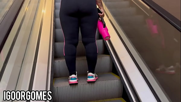 Coloquei minha aluna da academia para mamar dentro do banheiro da academia bem conhecida da cidade gozei na boca da safada