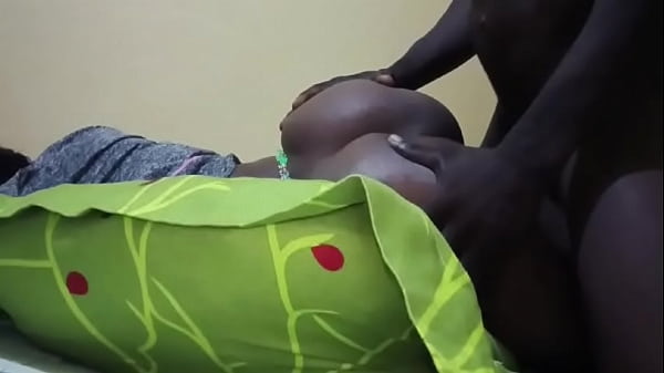 Salope au gros cul se fait défoncer sur le côté( scène 02) )