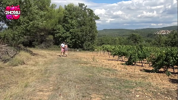 Une étudiante avec la chatte vraiment poilue aime se faire éjaculer sur ses poils pubiens !