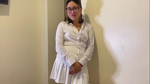 Convencí a mi profesora que me dé clases particulares terminamos follando sin condón.