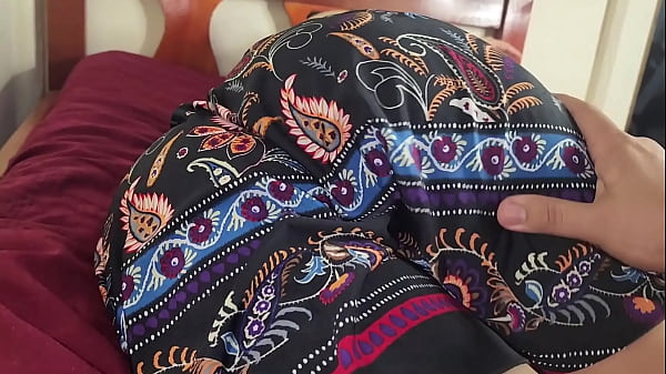 Le subo el vestido a mi alumna