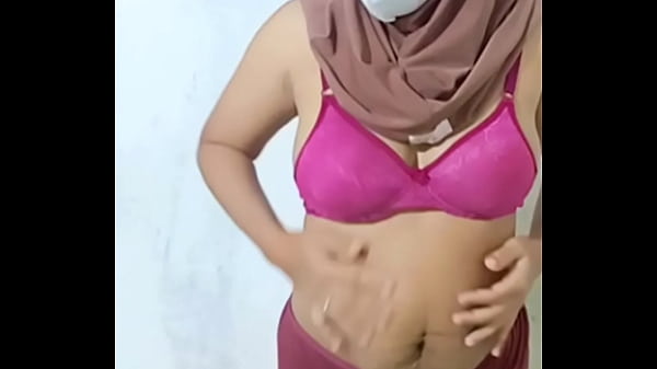 Memakai hijab sambil telanjang, pengen di kentot kontol yang besar