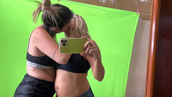 Peguei minha professora da faculdade se masturbando no banheiro Feminino ! Não aguentei e comecei a chupar ela equando ela chupava meu amigo de sala ela ficou toda molhada!